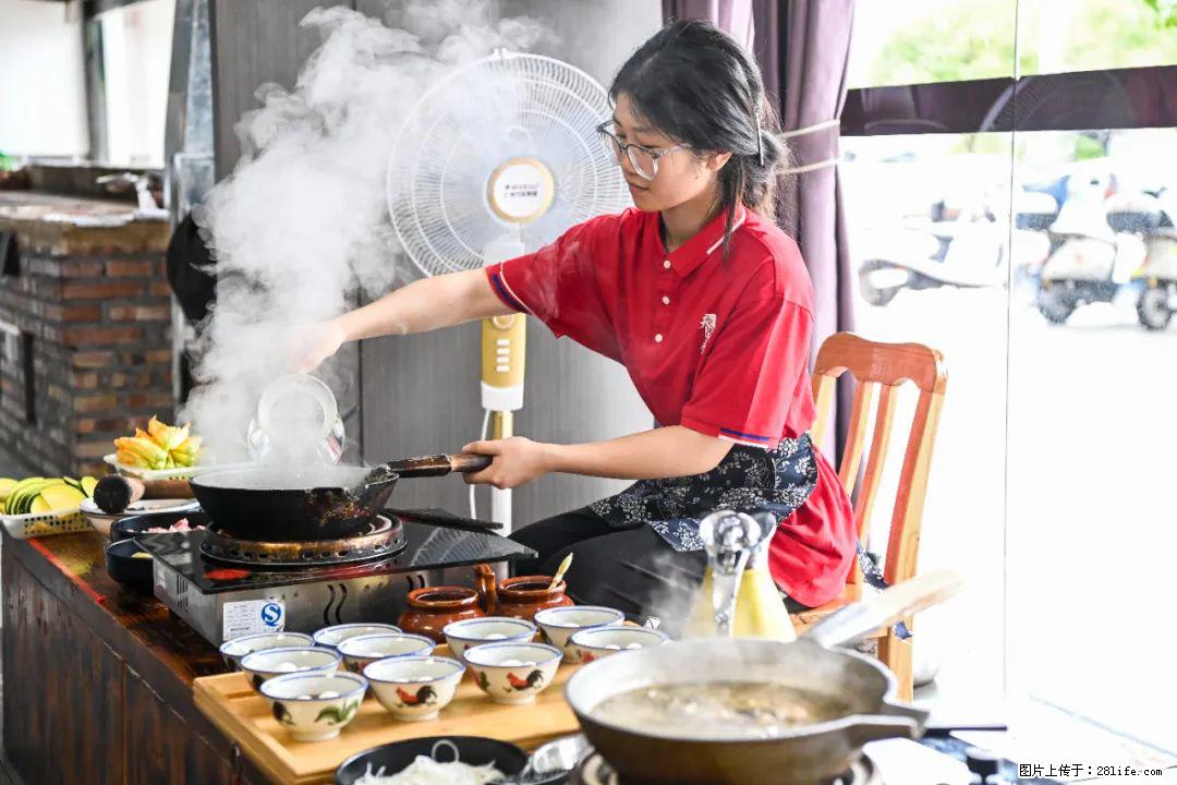 全网追的“扁担女孩”,找了一份暑假工,时薪12元 - 威海生活资讯 - 威海28生活网 weihai.28life.com